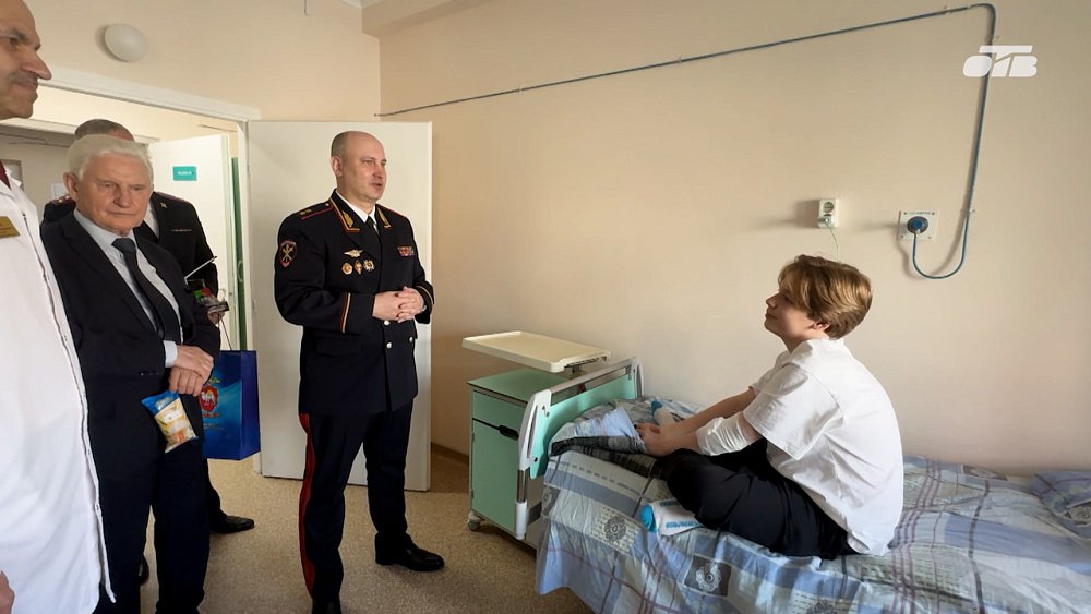 Начальник регионального главка Челябинска навестил маленьких пациентов онкоотделения