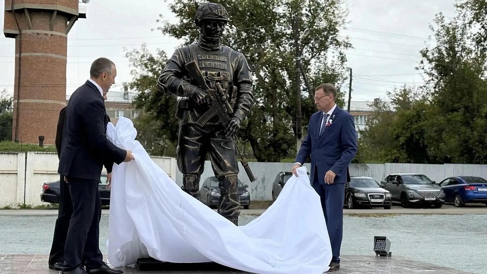 В Еманжелинске появилась величественная Аллея Славы и монумент воину