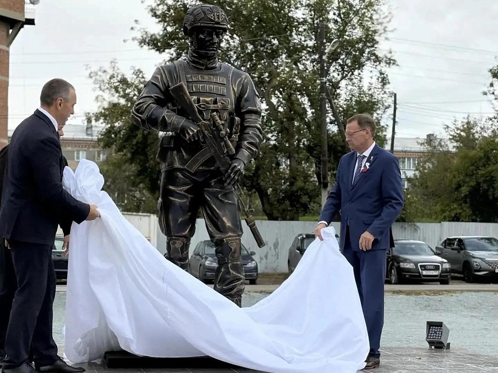 В Еманжелинске появилась величественная Аллея Славы и монумент воину