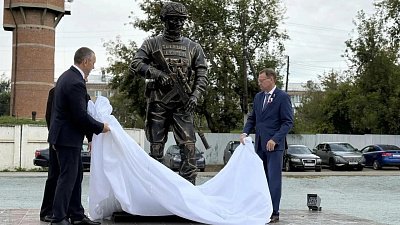 В Еманжелинске появилась величественная Аллея Славы и монумент воину