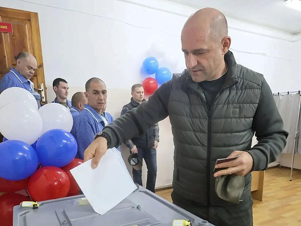 Артем Жога одним из первых проголосовал за депутатов Госдумы
