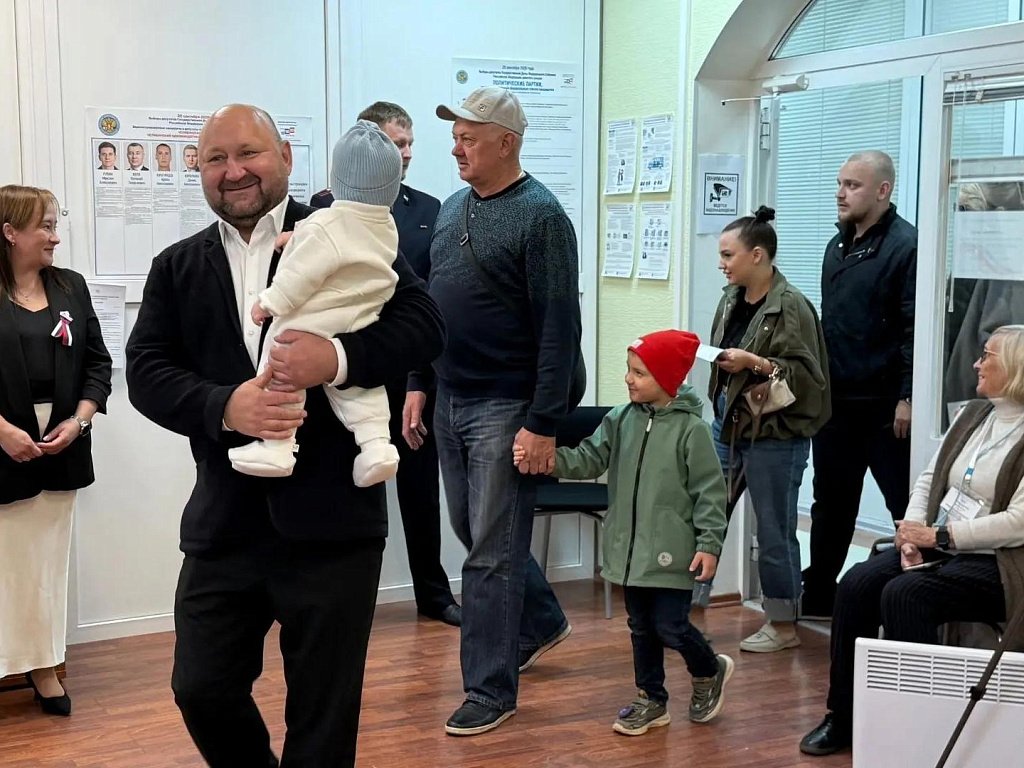 Глава Сосновского округа проголосовал на выборах с внуком на руках