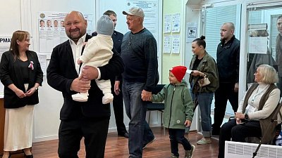 Глава Сосновского округа проголосовал на выборах с внуком на руках