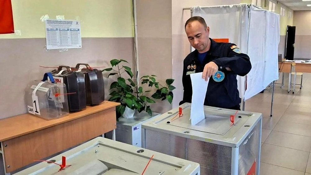Спасатели и пожарные Челябинской области совместили проверку участков с голосованием