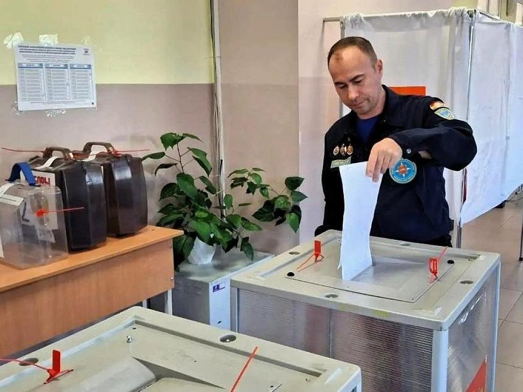 Спасатели и пожарные Челябинской области совместили проверку участков с голосованием