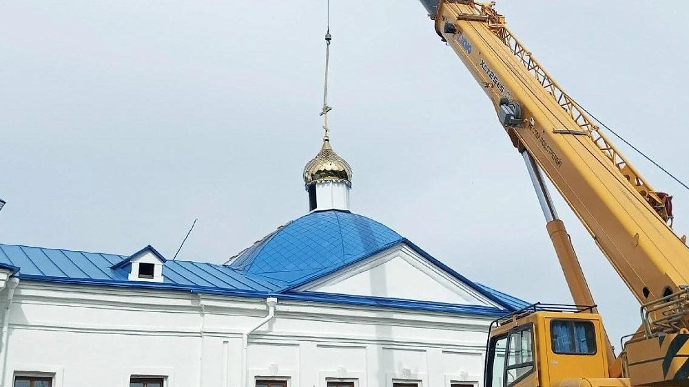 В Кунашакском округе установили снесенный ураганом купол храма