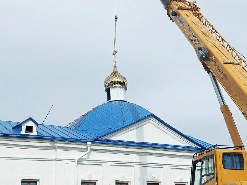В Кунашакском округе установили снесенный ураганом купол храма