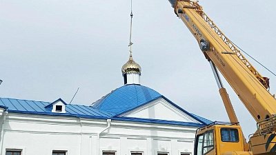 В Кунашакском округе установили снесенный ураганом купол храма