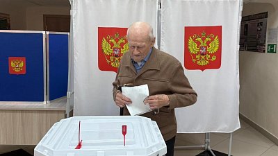 В Челябинской области столетний ветеран пришел на избирательный участок