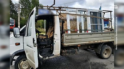 В Златоусте полицейский с прохожими помогли потушить «Газель»