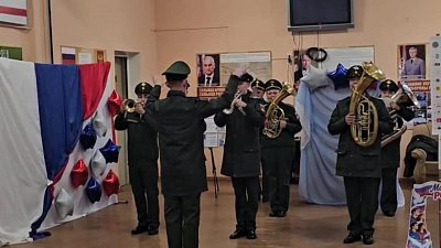 Оркестр встретил избирателей в Трехгорном утром 19 сентября