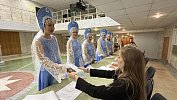 В поселке под Челябинском танцовщицы пришли голосовать в кокошниках