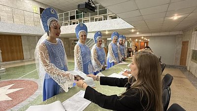 В поселке под Челябинском танцовщицы пришли голосовать в кокошниках