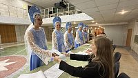 В поселке под Челябинском танцовщицы пришли голосовать в кокошниках