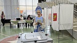 В поселке под Челябинском танцовщицы пришли голосовать в кокошниках