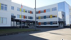В новой школе под Магнитогорском жители активно голосуют во второй день выборов