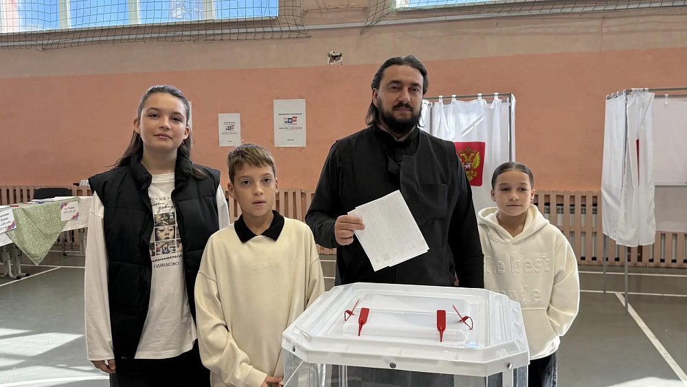 Настоятель храма с семьей проголосовал на выборах в Госдуму под Челябинском