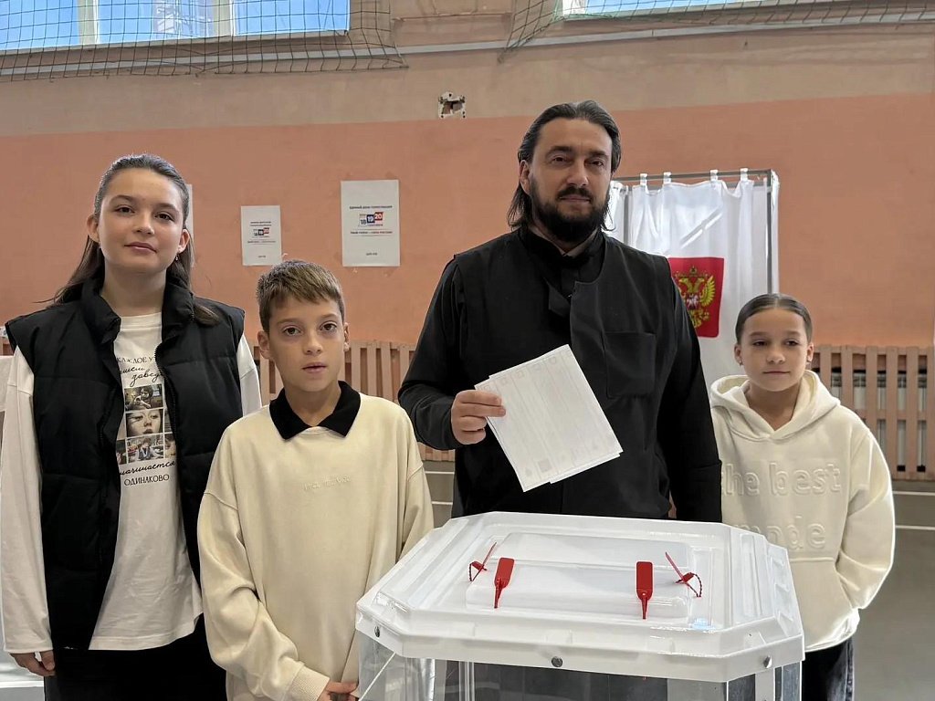 Настоятель храма с семьей проголосовал на выборах в Госдуму под Челябинском