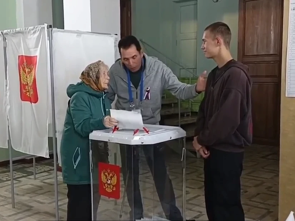 В Челябинской области 101-летняя избирательница дала напутствие молодому парню