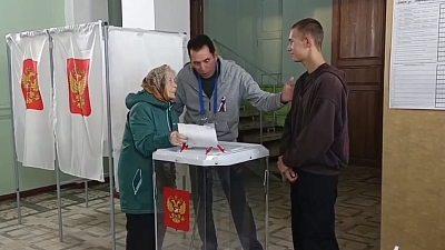 В Челябинской области 101-летняя избирательница дала напутствие молодому парню