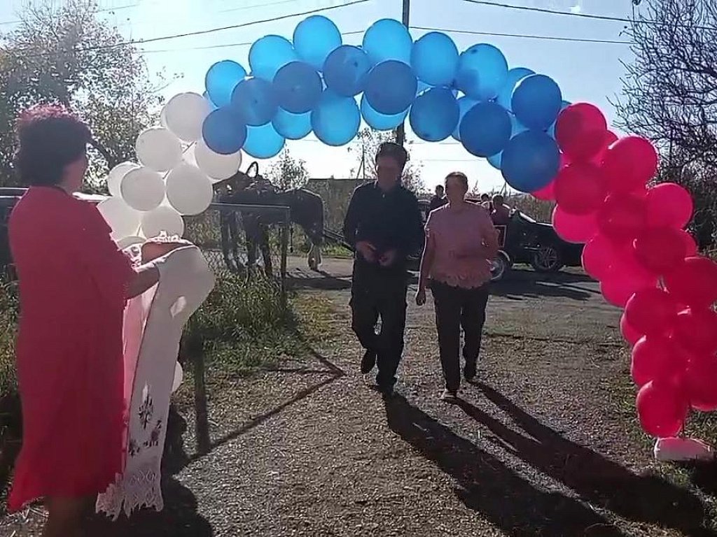 Семью казаков встретили караваем на избирательном участке на Южном Урале