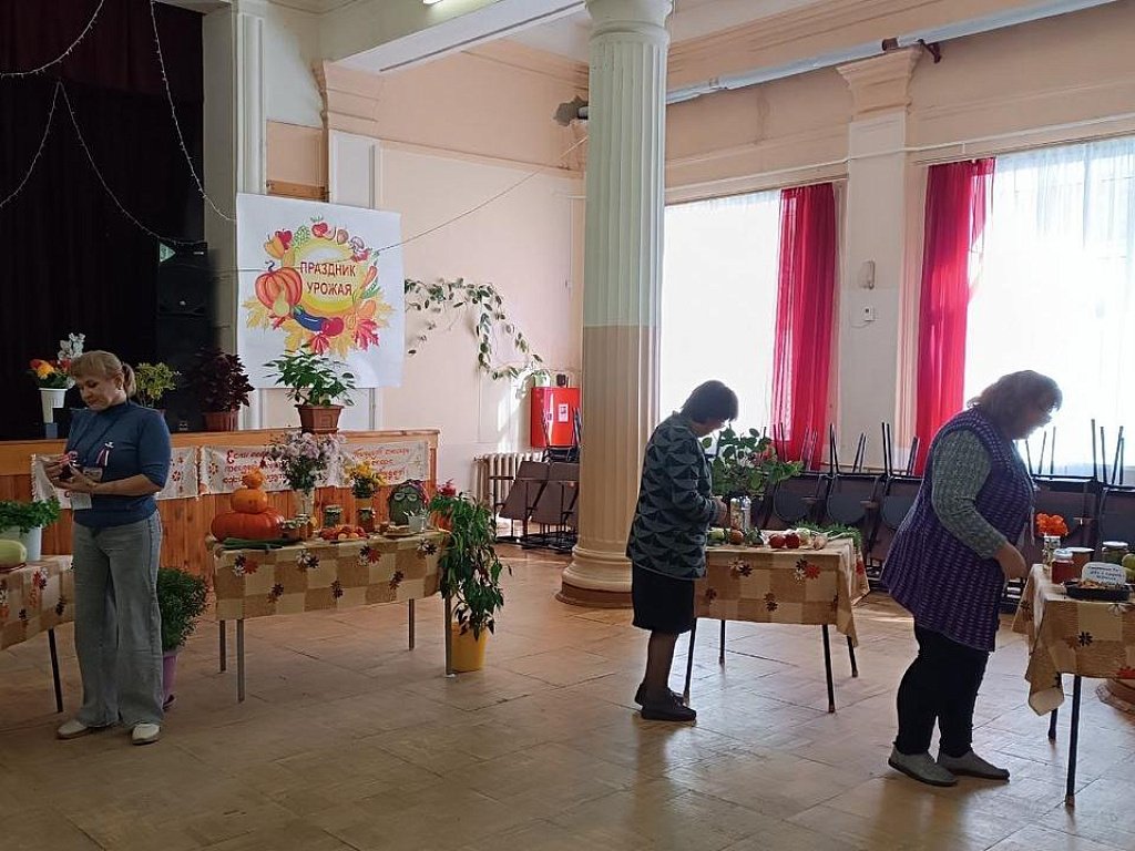 В снежинском поселке Сокол на избирательном участке работает выставка урожая