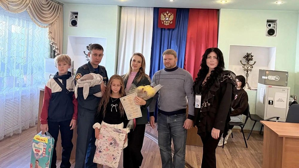 Глава Карабаша вручил семье свидетельство о рождении на избирательном участке