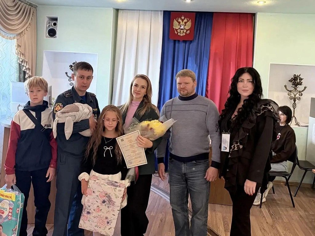 Глава Карабаша вручил семье свидетельство о рождении на избирательном участке