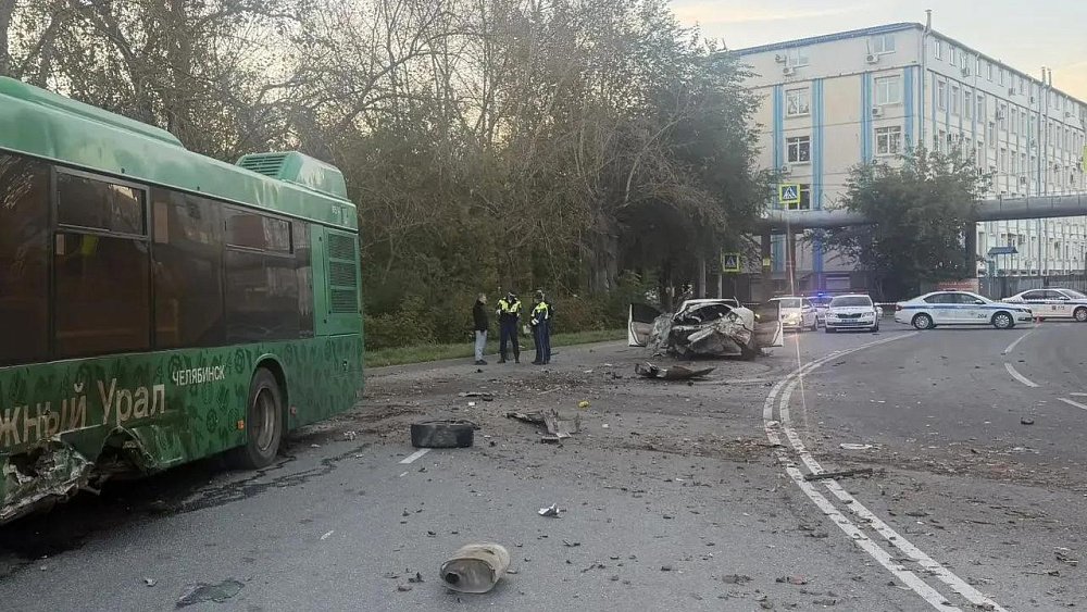 В Челябинске иномарка влетела в опору и автобус, погибла женщина