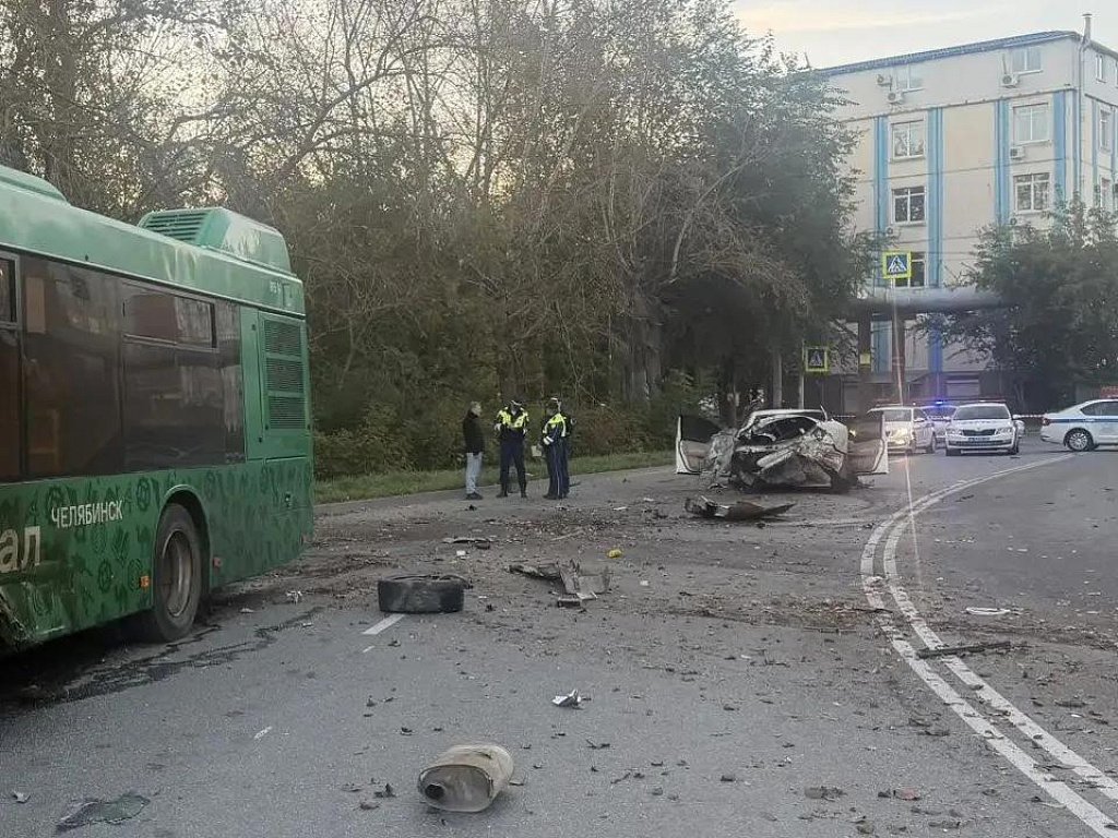 В Челябинске иномарка влетела в опору и автобус, погибла женщина