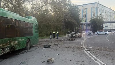 В Челябинске иномарка влетела в опору и автобус, погибла женщина