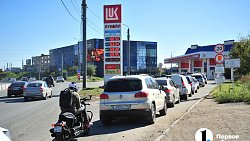 В Челябинске АЗС стали наполнять бензином