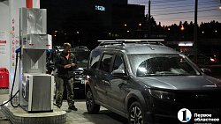 В Челябинске АЗС стали наполнять бензином