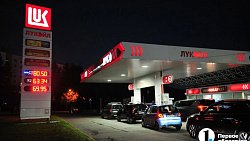 В Челябинске АЗС стали наполнять бензином
