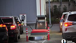 В Челябинске АЗС стали наполнять бензином