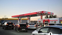 В Челябинске АЗС стали наполнять бензином
