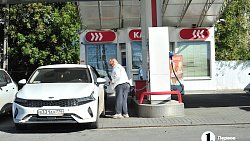 В Челябинске АЗС стали наполнять бензином