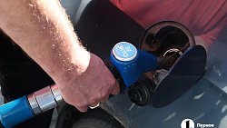 В Челябинске АЗС стали наполнять бензином