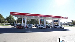В Челябинске АЗС стали наполнять бензином
