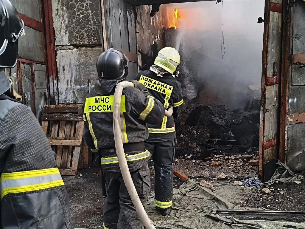 Челябинца госпитализировали с ожогами после пожара в автосервисе