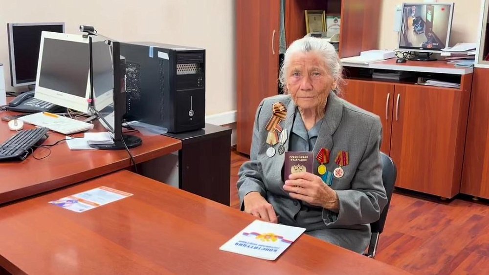 90-летняя уроженка Казахстана получила российское гражданство в Челябинске