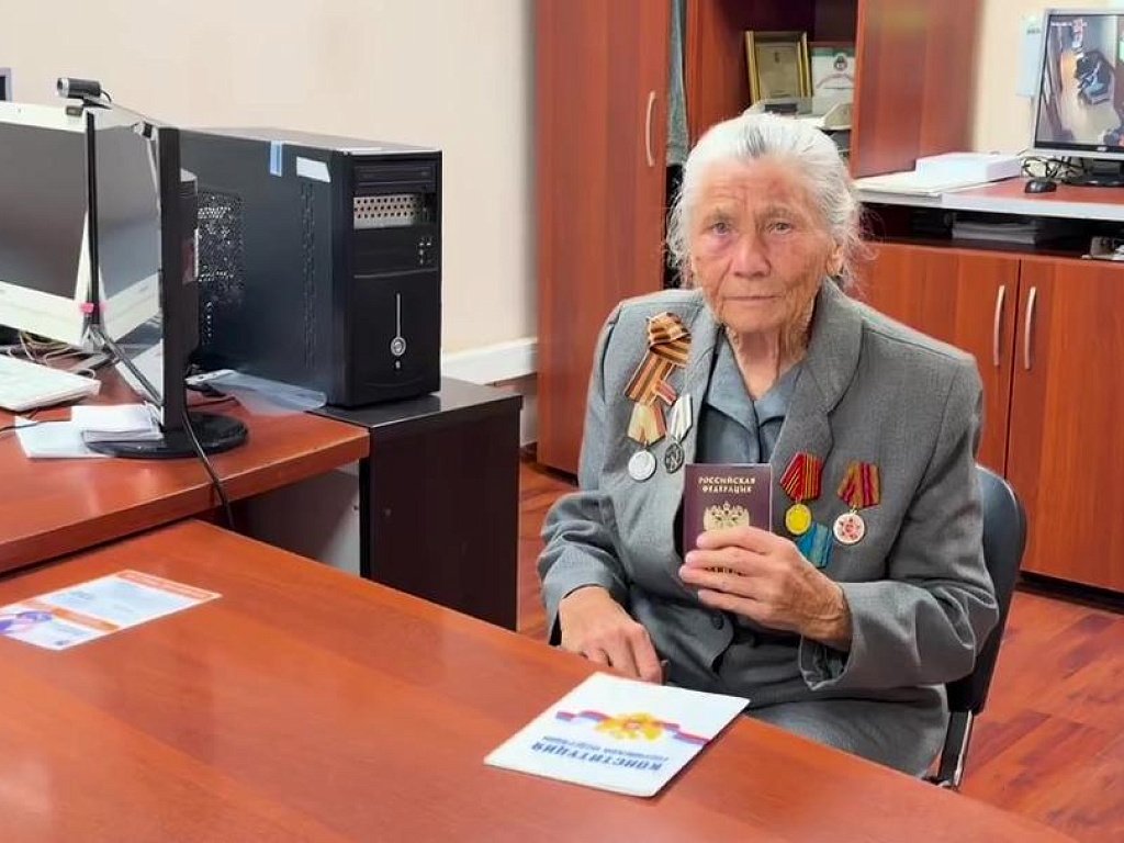 90-летняя уроженка Казахстана получила российское гражданство в Челябинске