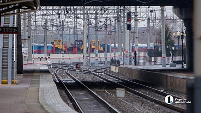 Грузовой поезд врезался в легковой автомобиль под Челябинском