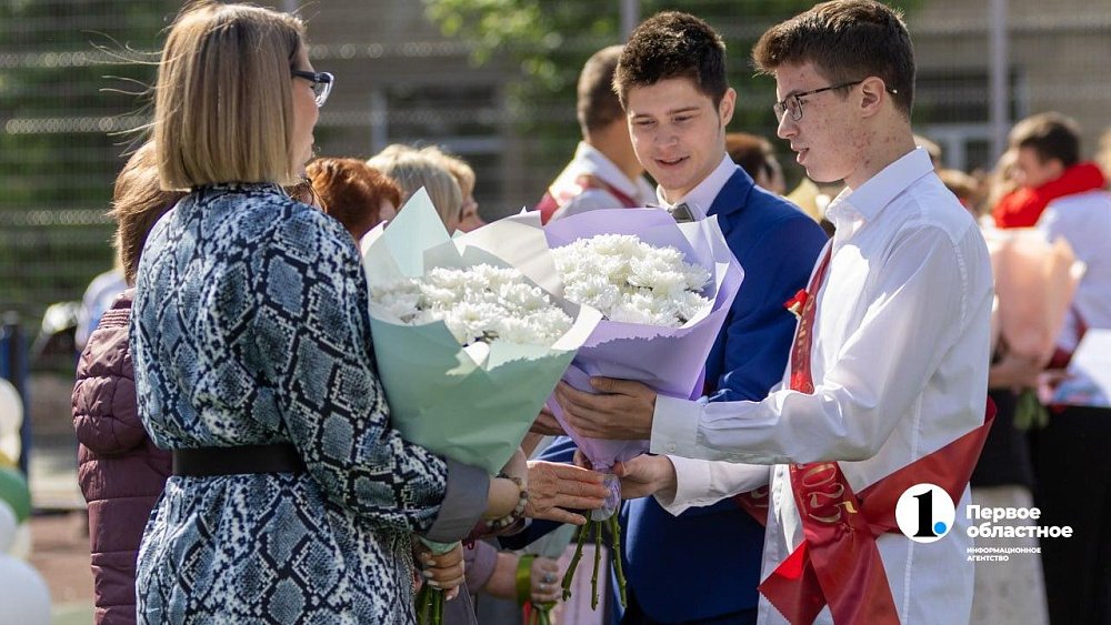 Челябинцы готовы потратить 3200 рублей на подарок ко Дню учителя