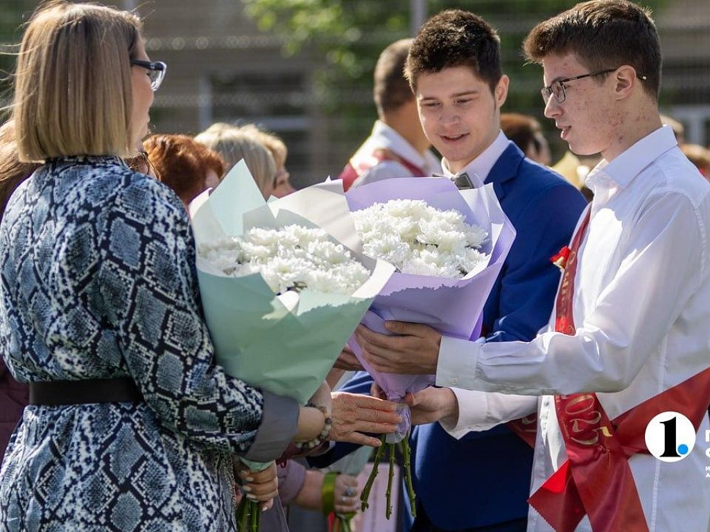 Челябинцы готовы потратить 3200 рублей на подарок ко Дню учителя