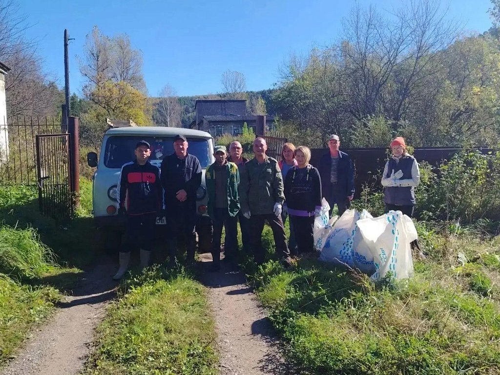 Волонтеры вывезли с берегов реки Ай 20 «кубов» мусора