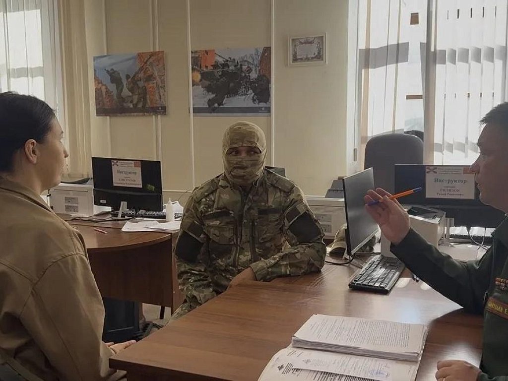 «Буду ждать тебя дома»: жена проводила мужа на СВО