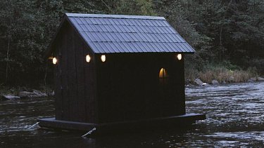 В поселке Пороги под Саткой появилась инсталляция «Дом на воде»