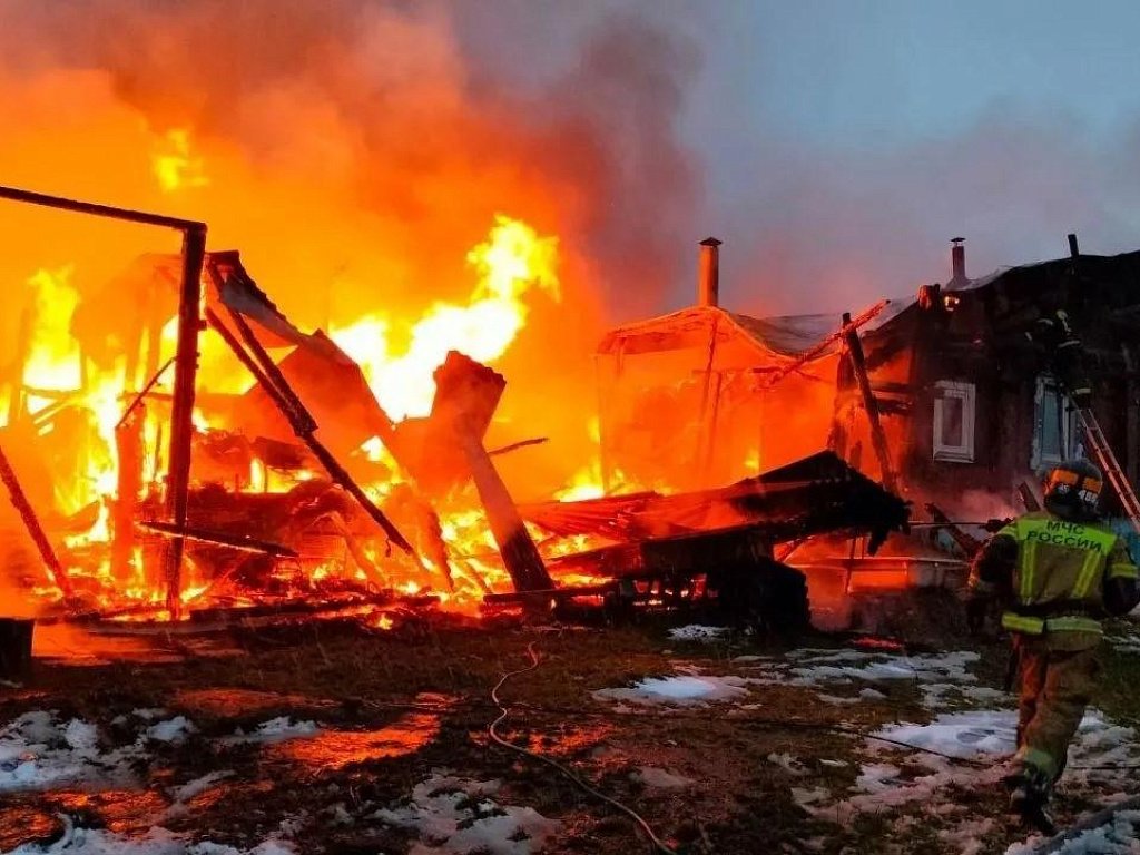 В Златоусте полицейский спас пожилую женщину на пожаре
