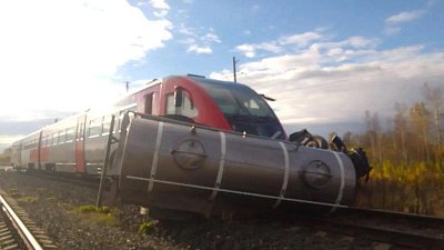 Пассажирский поезд врезался в грузовик на переезде в Челябинской области